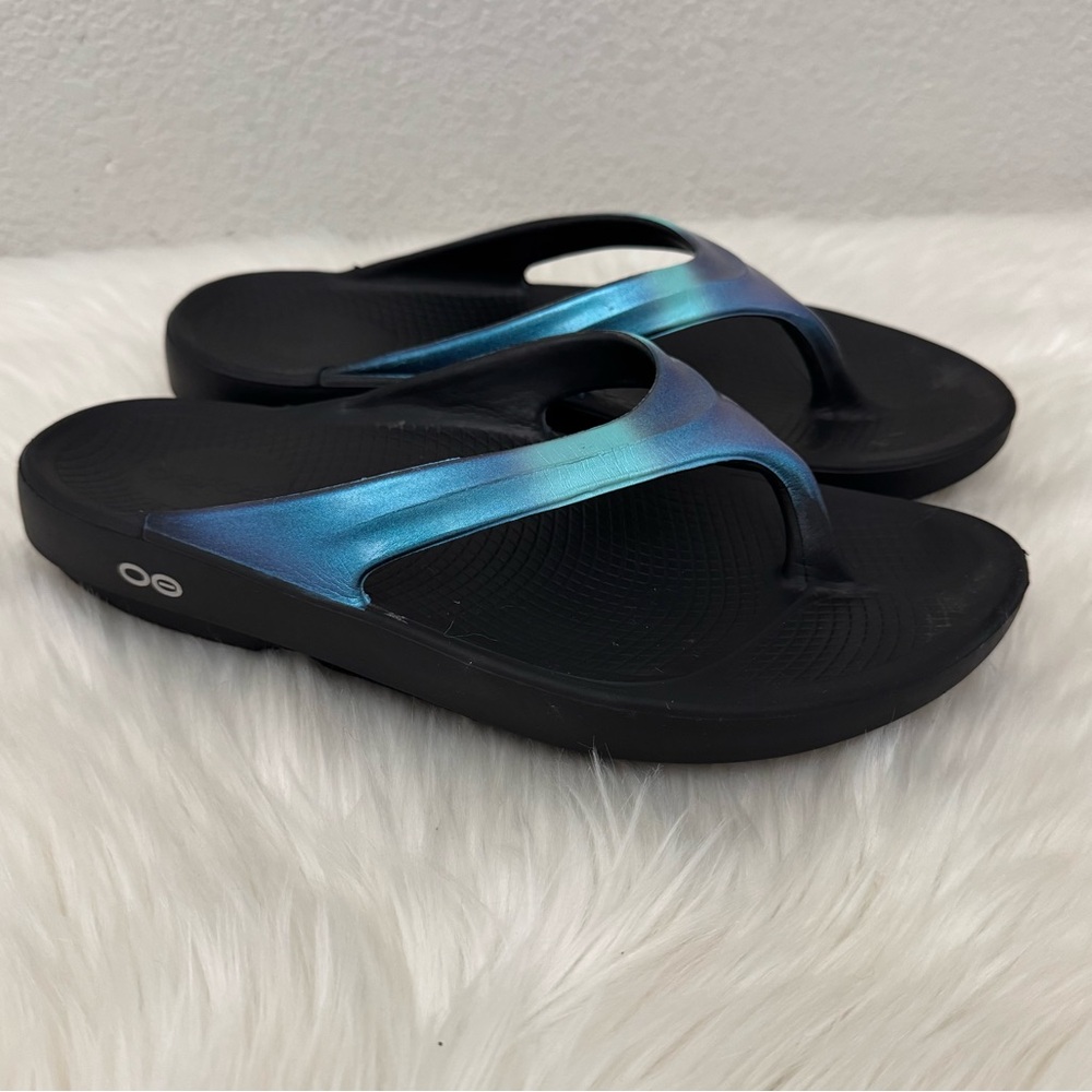 OOFOS Women's Sandals with Black and Iridescent Blue